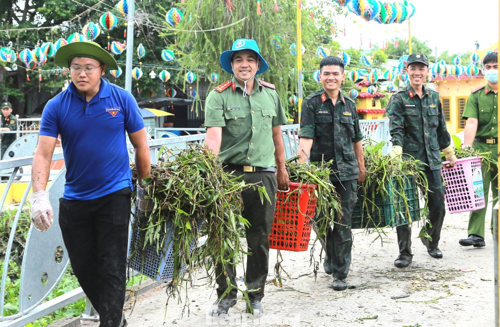 Liên quân 3 màu áo dọn rác, cỏ dưới kênh để khơi thông dòng chảy