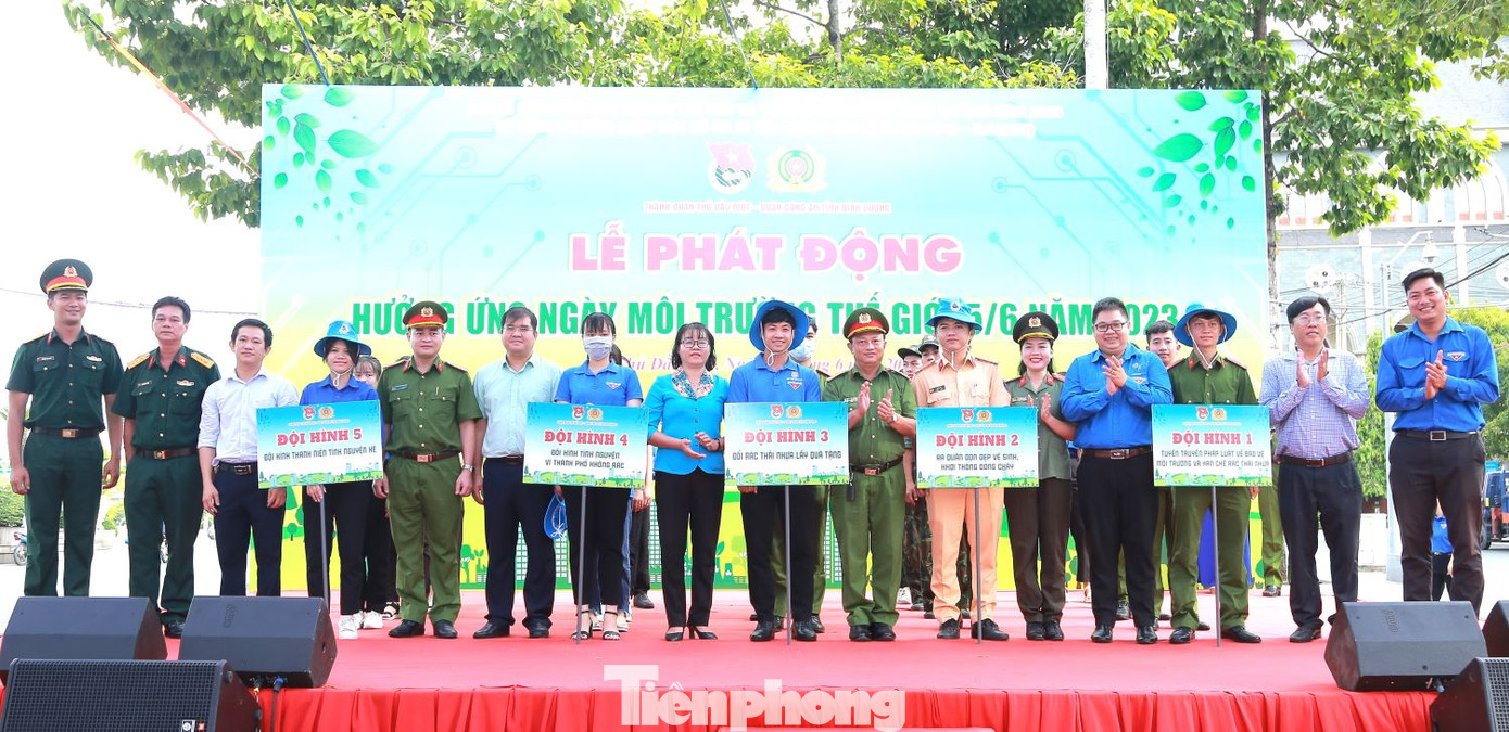 “Liên quân 3 màu áo” với hàng trăm đoàn viên thanh niên và người dân địa phương thực hiện thu dọn rác thải, phát quang bụi rậm, vớt cỏ dại, lục bình trên kênh rạch tại tỉnh Bình Dương.