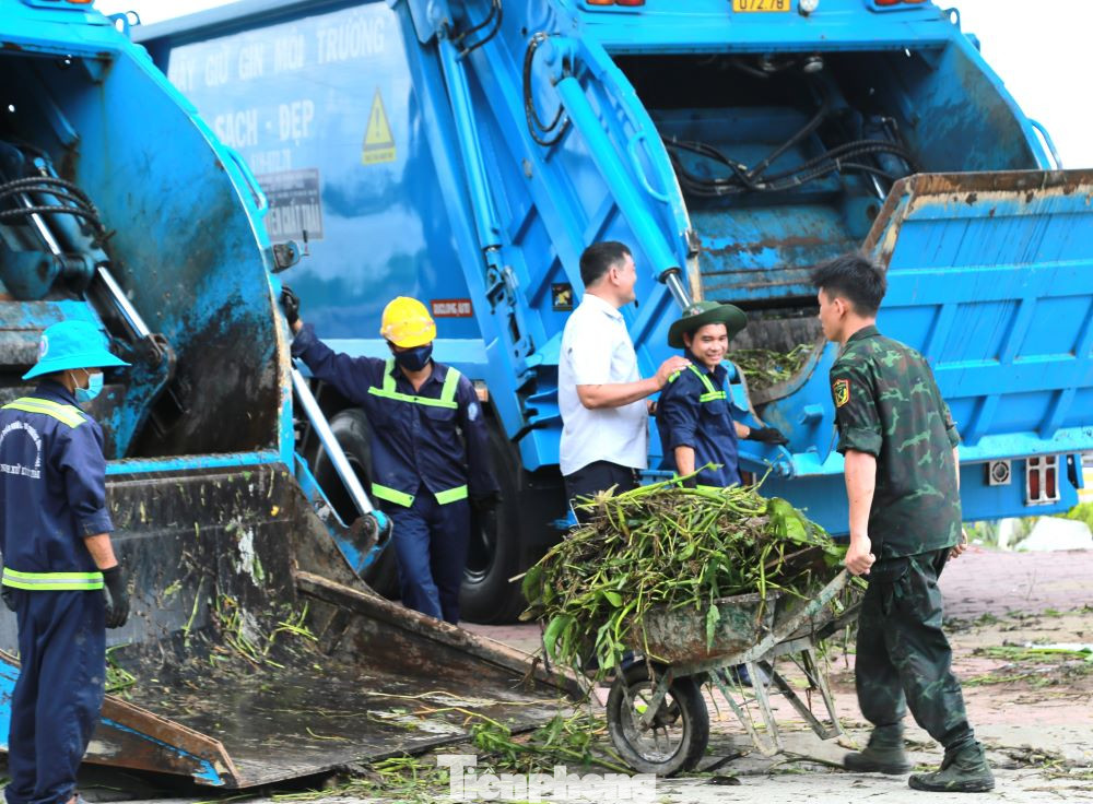 Rác được đưa lên xe để di chuyển đến khu vực tập kết