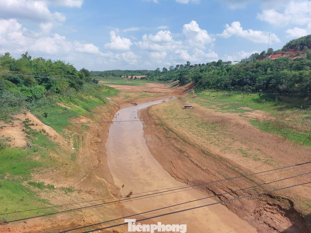 Nước sông rút kiệt chỉ còn một dòng chảy nhỏ như suối Nước sông rút kiệt chỉ còn một dòng chảy nhỏ như suối