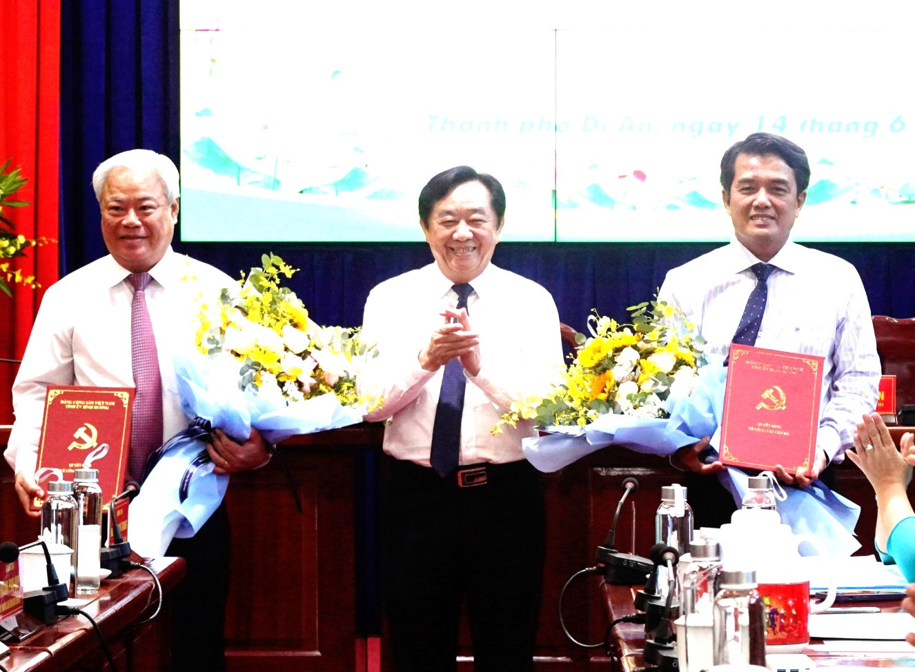 Phó Bí thư Thường trực Tỉnh ủy Bình Dương Nguyễn Hoàng Thao (giữa) trao quyết định cho ông Hồ Quang Điệp (bìa trái) và ông Bùi Thanh Nhân (bìa phải) Phó Bí thư Thường trực Tỉnh ủy Bình Dương Nguyễn Hoàng Thao (giữa) trao quyết định cho ông Hồ Quang Điệp (bìa trái) và ông Bùi Thanh Nhân (bìa phải)