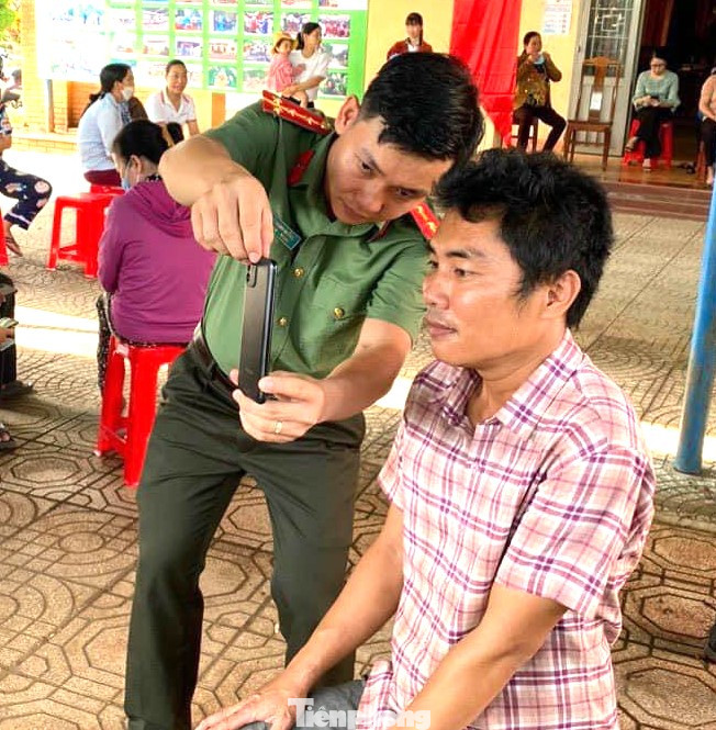 Đoàn viên thanh niên hướng dẫn người dân cài đặt và kích hoạt ứng dụng VNeID, dịch vụ công trực tuyến. Đoàn viên thanh niên hướng dẫn người dân cài đặt và kích hoạt ứng dụng VNeID, dịch vụ công trực tuyến.