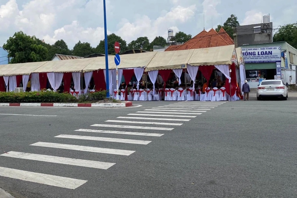 Rạp cưới dựng hết 2/3 đường Rạp cưới dựng hết 2/3 đường