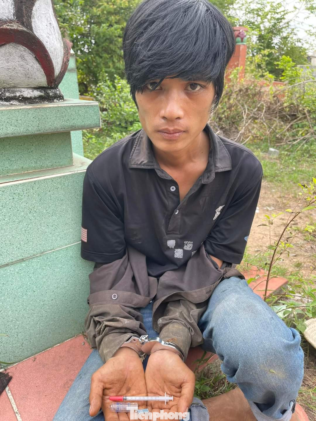 Công an phát hiện nam thanh niên sử dụng ma túy trong nghĩa trang