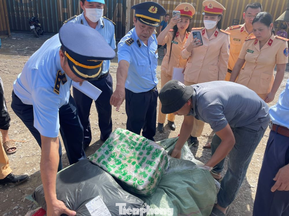 Hàng hóa không rõ nguồn gốc trong 2 thùng container ở ga Sóng Thần