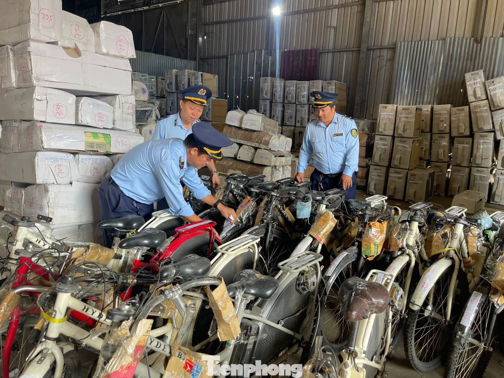 Kho hàng hóa không rõ nguồn gốc trong khu công nghiệp Sóng Thần