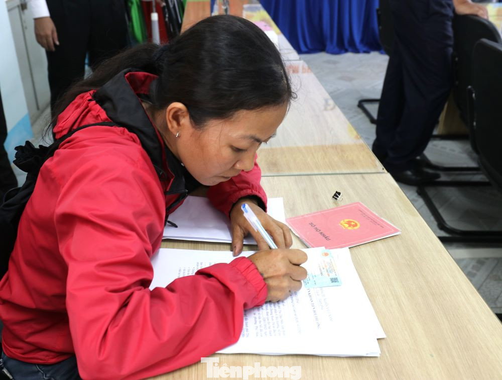 Người dân làm thủ tục nhận tiền bồi thường Người dân làm thủ tục nhận tiền bồi thường