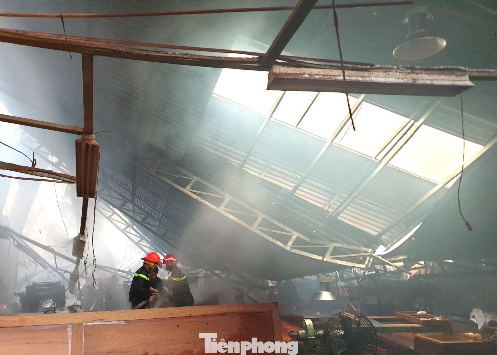 Nhà xưởng đổ sập sau hỏa hoạn