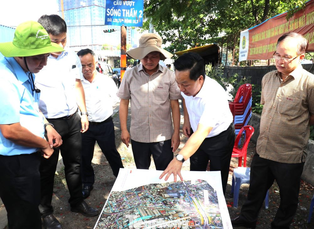 Ông Hoàng Tùng, Chủ tịch UBND TP Thủ Đức (thứ hai từ phải sang) đề xuất với Chủ tịch UBND tỉnh Bình Dương Võ Văn Minh (thứ ba từ phải sang) về phối hợp xây dựng nhiều đường kết nối