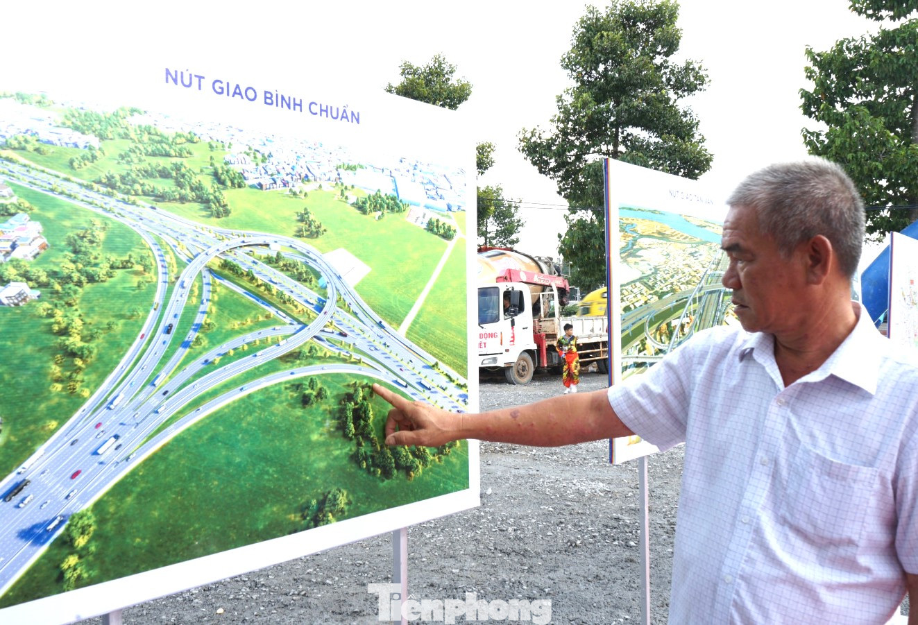 Ông Nguyễn Thành Chung (ngụ phường Bình Chuẩn, TP.Thuận An, tỉnh Bình Dương) cho biết, gia đình có 1.500 m2 đất nằm trong nút giao Bình Chuẩn bị thu hồi để phục vụ cho dự án Vành đai 3 TPHCM. "Dự án khi đưa vào sử dụng, người dân trong khu vực cũng được hưởng lợi rất nhiều. Gia đình tôi sẵn sàng bàn giao mặt bằng cho địa phương để dự án được triển khai đúng tiến độ", ông Chung nói. Ảnh: ông Chung chỉ vị trí đất gia đình được thu hồi