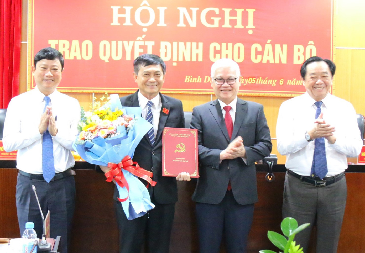 Ông Nguyễn Văn Lộc (thứ hai từ trái sang) nhận quyết định