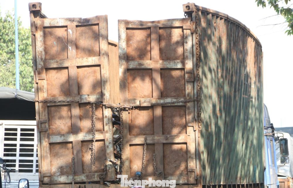 Thùng container "hết đát" di chuyển trên đường Mỹ Phước Tân Vạn Thùng container "hết đát" di chuyển trên đường Mỹ Phước Tân Vạn