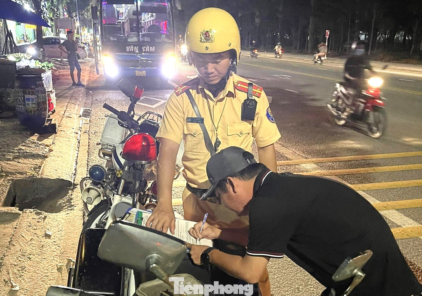 CSGT Công an thị xã Bến Cát (Bình Dương) kiểm tra phương tiện tham gia giao thông trên địa bàn