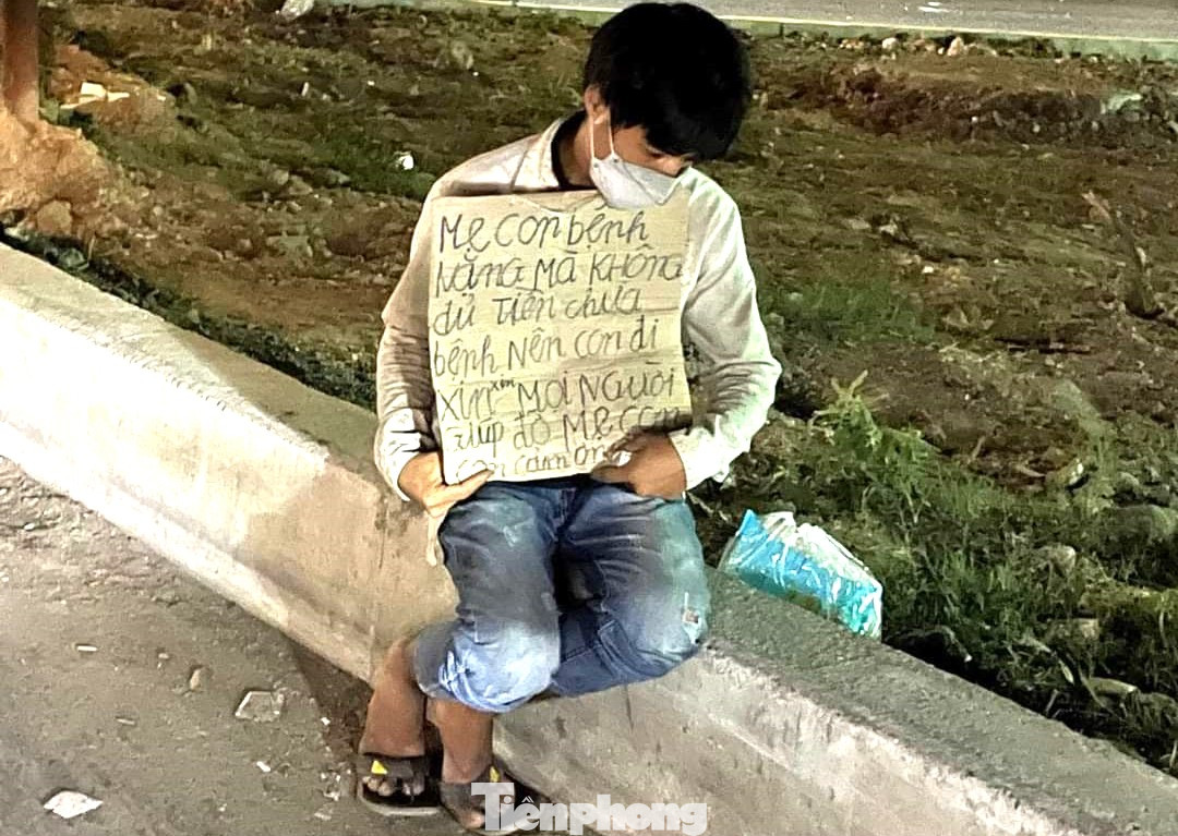 Nam thanh niên xin tiền trên đường