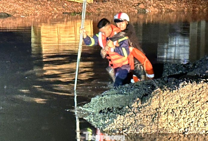 Người đàn ông được giải cứu vào bờ Người đàn ông được giải cứu vào bờ