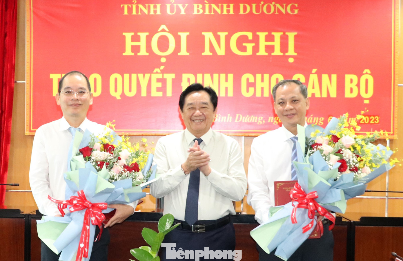 Ông Nguyễn Hoàng Thao, Phó bí thư Thường trực Tỉnh ủy Bình Dương (giữa) trao các quyết định cho ông Vương Thế Hùng và ông Trần Hùng Việt