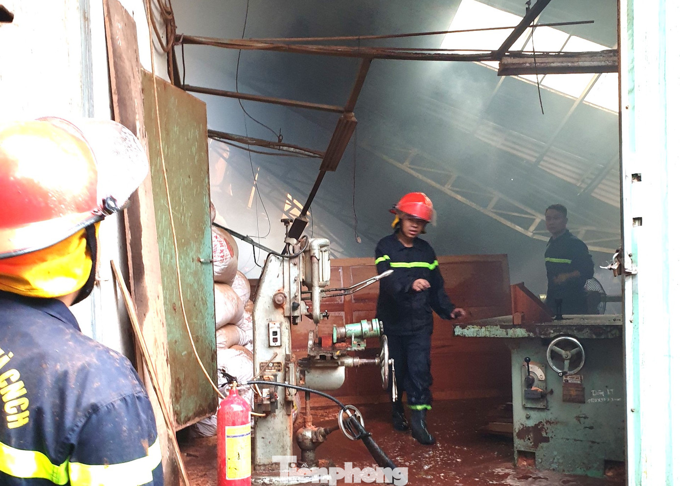 Lực lượng chức năng tiếp cận hiện trường vụ cháy