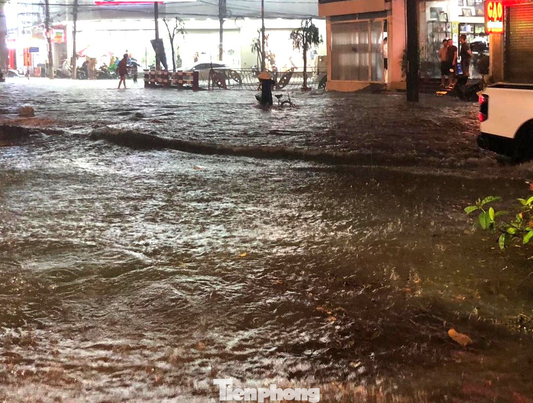 Ngập ở đường Thích Quảng Đức (TP Thủ Dầu Một)