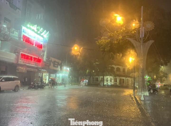 Khu vực chợ Thủ Dầu Một trong cơn mưa nặng hạt