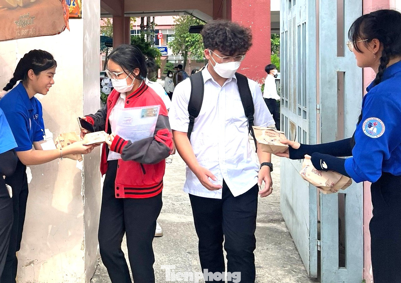 Tình nguyện viên tặng đồ ăn cho thí sinh Tình nguyện viên tặng đồ ăn cho thí sinh