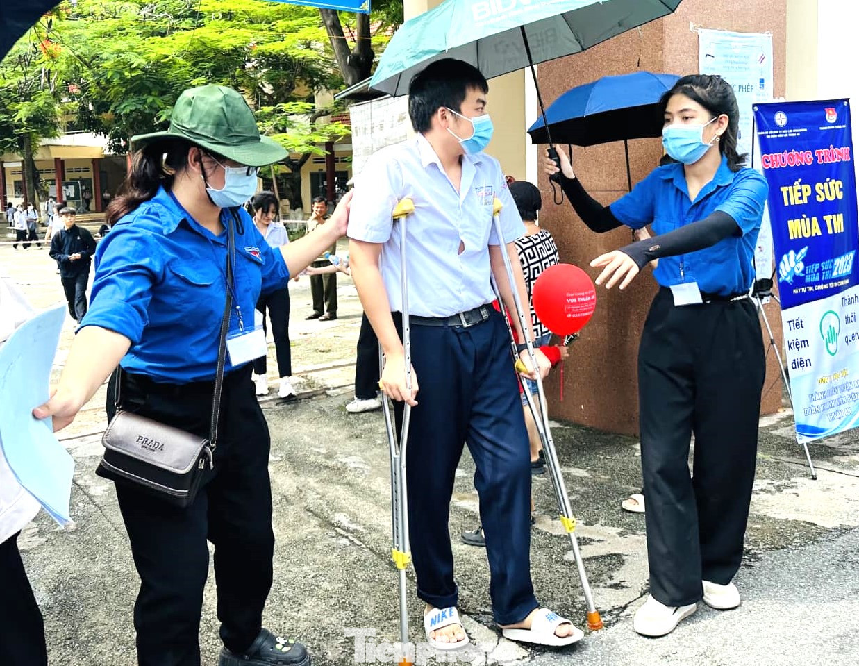 Tình nguyện viên hỗ trợ thí sinh đến điểm thi Trường THPT Nguyễn Trãi (phường Lái Thiêu, TP Thuận An, Bình Dương. Tình nguyện viên hỗ trợ thí sinh đến điểm thi Trường THPT Nguyễn Trãi (phường Lái Thiêu, TP Thuận An, Bình Dương.