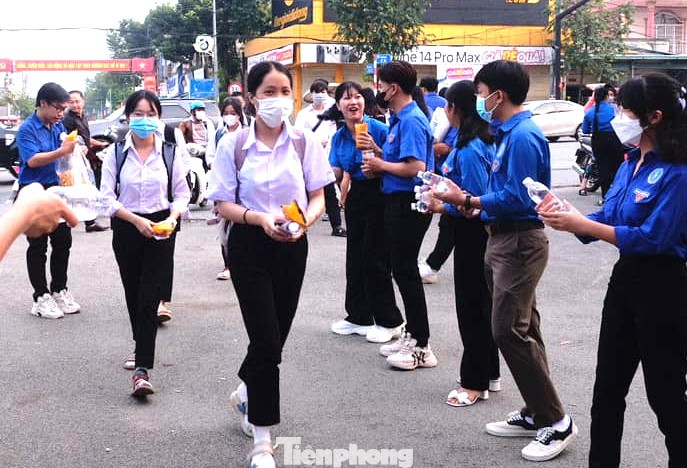 Thí sinh tại Bình Dương được tình nguyện viên chuẩn bị thức ăn, nước uống miễn phí Thí sinh tại Bình Dương được tình nguyện viên chuẩn bị thức ăn, nước uống miễn phí