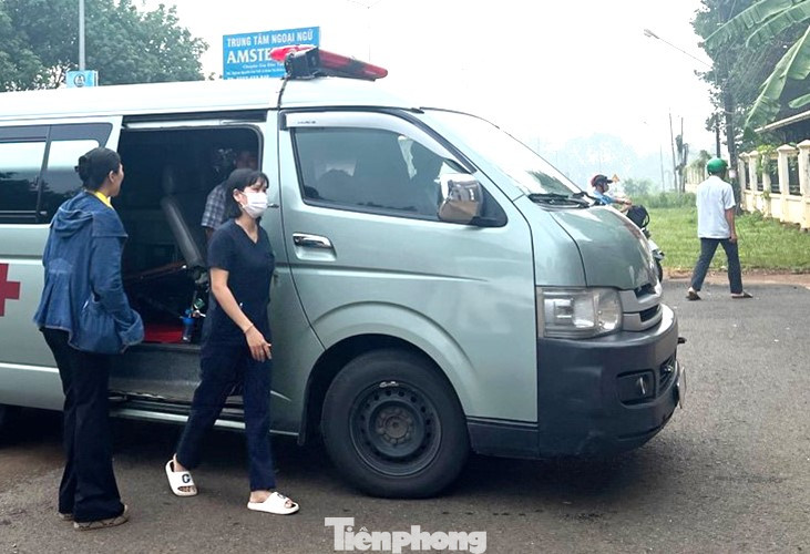 Thí sinh Cao Nguyễn Thúy Vy đang truyền nước được xe cứu thương chở đến điểm thi. Thí sinh Cao Nguyễn Thúy Vy đang truyền nước được xe cứu thương chở đến điểm thi.
