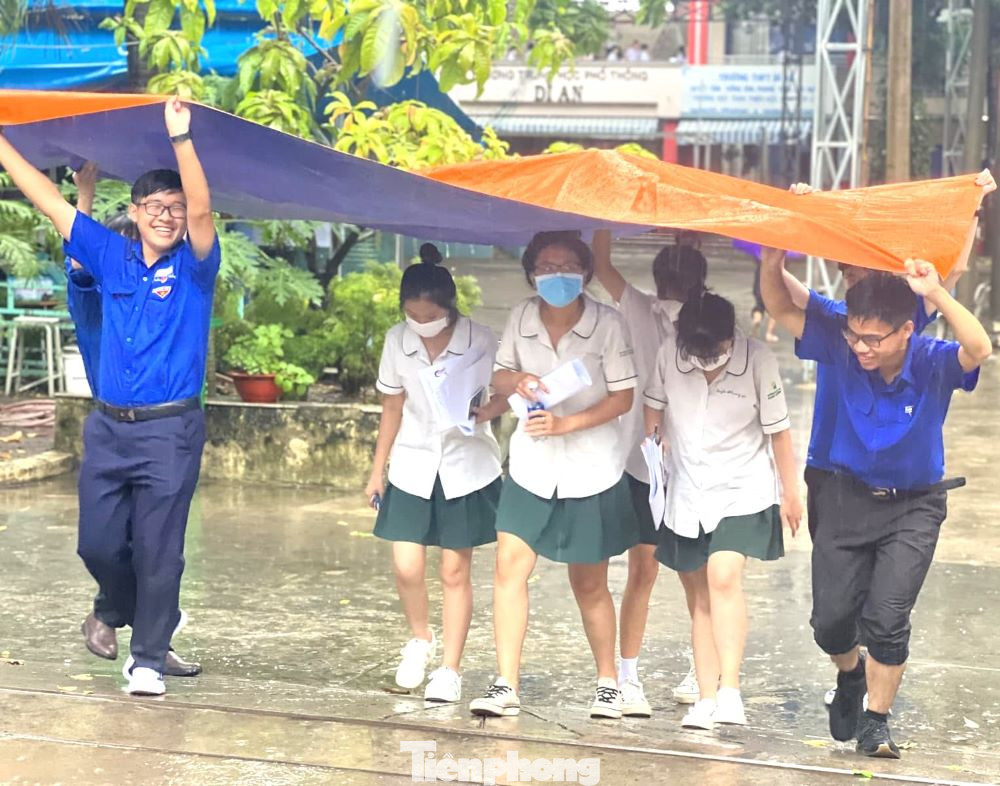 Tình nguyện viên hết mình vì thí sinh Tình nguyện viên hết mình vì thí sinh