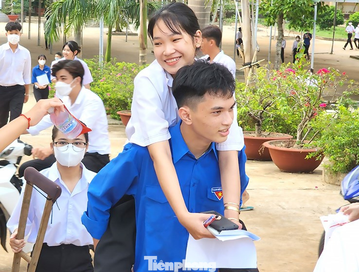 Tình nguyện viên hỗ trợ thí sinh Ngô Hồ Băng Băng đến phòng thi Tình nguyện viên hỗ trợ thí sinh Ngô Hồ Băng Băng đến phòng thi