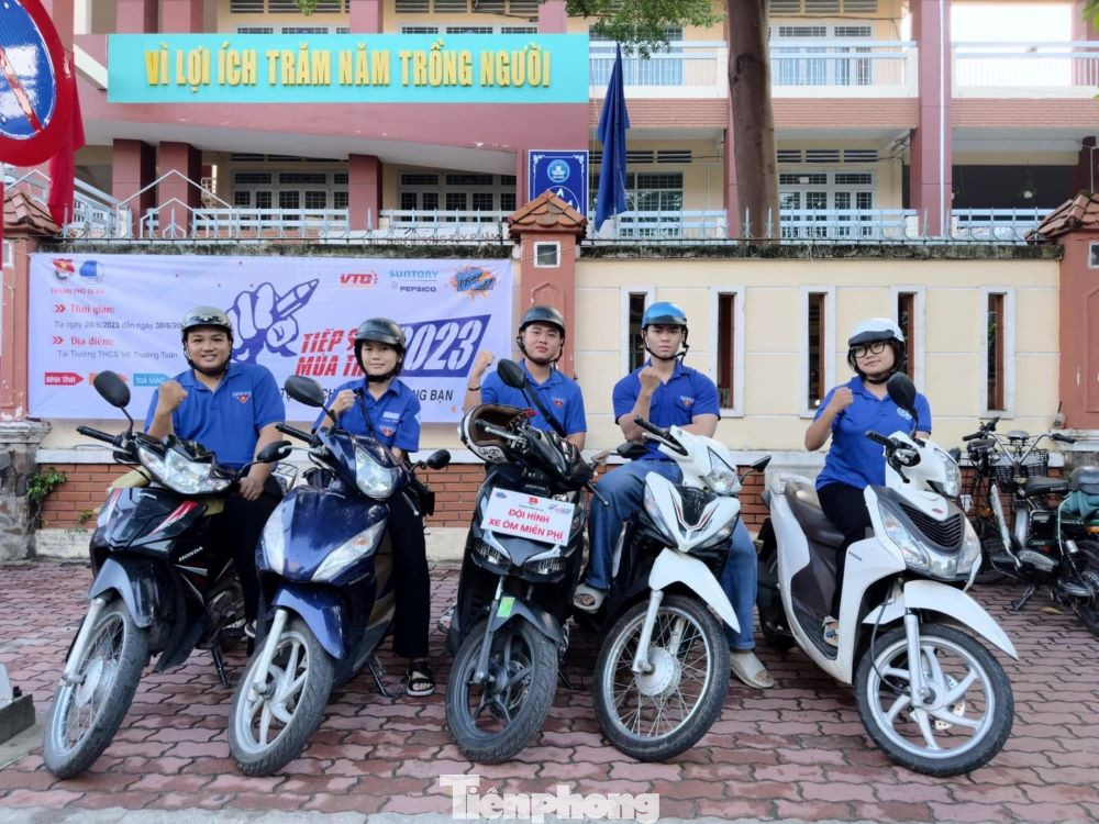 Đội xe ôm tình nguyện sẵn sàng phục vụ thí sinh Đội xe ôm tình nguyện sẵn sàng phục vụ thí sinh