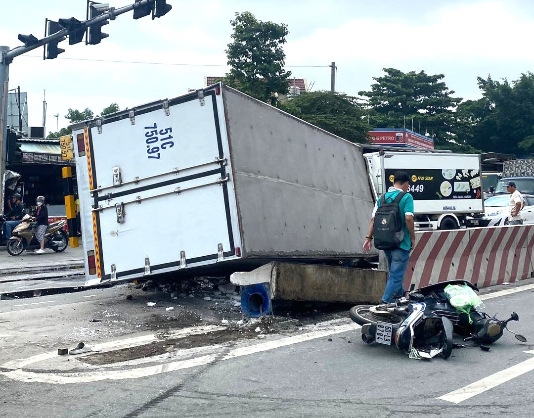 Xe tải ủi bay dải phân cách