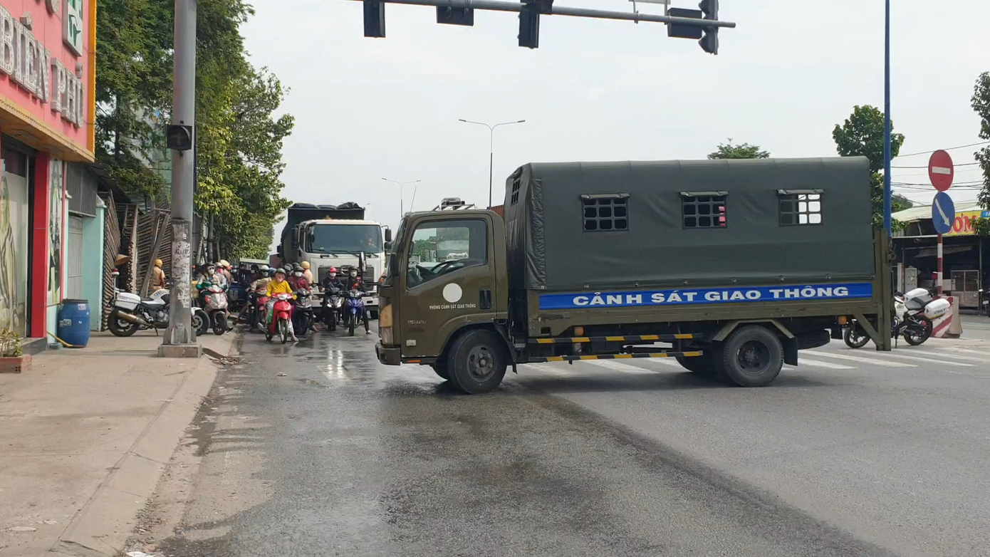 CSGT chốt chặn đoàn xe phân khối lớn