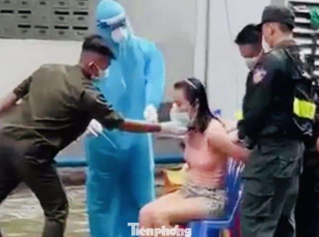 Bà Lan bị cưỡng chế test COVID-19 Ảnh tư liệu Bà Lan bị cưỡng chế test COVID-19 Ảnh tư liệu