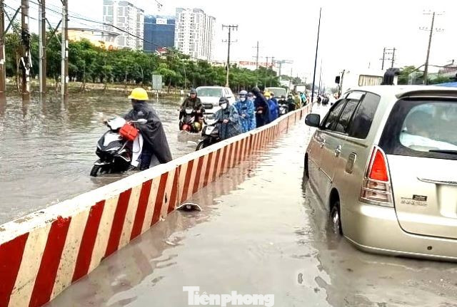 Quốc lộ 13 đoạn siêu thị Lotte Thuận An bị ngập khi trời mưa
