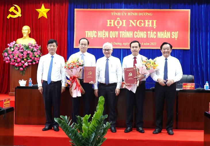 Ông Nguyễn Khoa Hải (thứ hai từ trái sang) và ông Bùi Hữu Toàn (thứ hai từ phải sang) nhận quyết định bổ nhiệm Ông Nguyễn Khoa Hải (thứ hai từ trái sang) và ông Bùi Hữu Toàn (thứ hai từ phải sang) nhận quyết định bổ nhiệm