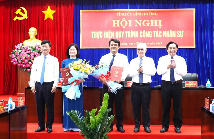 Ông Bùi Thanh Nhân (giữa) và bà Nguyễn Thị Mỹ Hằng (thứ hai từ trái sang) nhận quyết định Ông Bùi Thanh Nhân (giữa) và bà Nguyễn Thị Mỹ Hằng (thứ hai từ trái sang) nhận quyết định