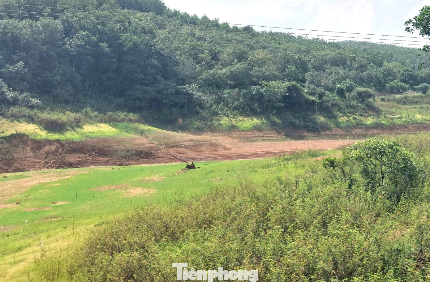 Hồ chứa nước cho Nhà máy thủy điện Thác Mơ hoạt động có diện tích lưu vực là 2.200 km2, mực nước chết là 198 m, mực nước dâng bình thường là 218 m, rộng 109 km2, dung tích 1,36 tỷ m3. Đập chính của thủy điện cao 50 m, rộng 7 m (đỉnh đập). Đập tràn dài 44 m. Hiện nay, nhiều diện tích của hồ thủy điện này đã cạn trơ đáy Hồ chứa nước cho Nhà máy thủy điện Thác Mơ hoạt động có diện tích lưu vực là 2.200 km2, mực nước chết là 198 m, mực nước dâng bình thường là 218 m, rộng 109 km2, dung tích 1,36 tỷ m3. Đập chính của thủy điện cao 50 m, rộng 7 m (đỉnh đập). Đập tràn dài 44 m. Hiện nay, nhiều diện tích của hồ thủy điện này đã cạn trơ đáy