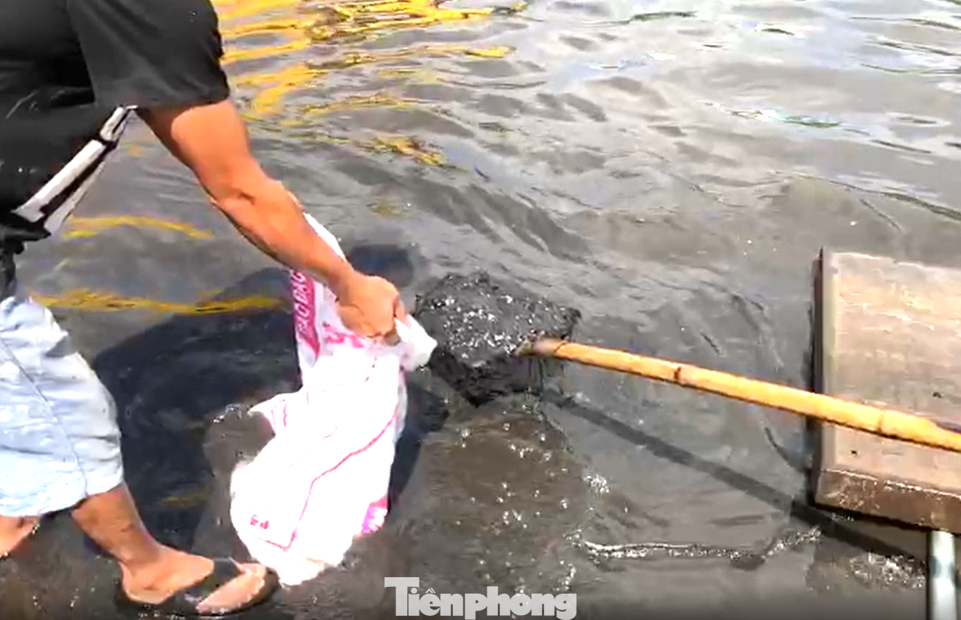 Người dân khơi thông dòng chảy nhưng nước rút rất chậm Người dân khơi thông dòng chảy nhưng nước rút rất chậm