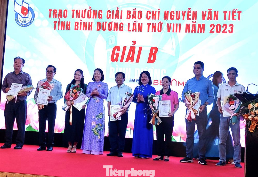 Các tác giả nhận giải B Giải Báo chí Nguyễn Văn Tiết Các tác giả nhận giải B Giải Báo chí Nguyễn Văn Tiết