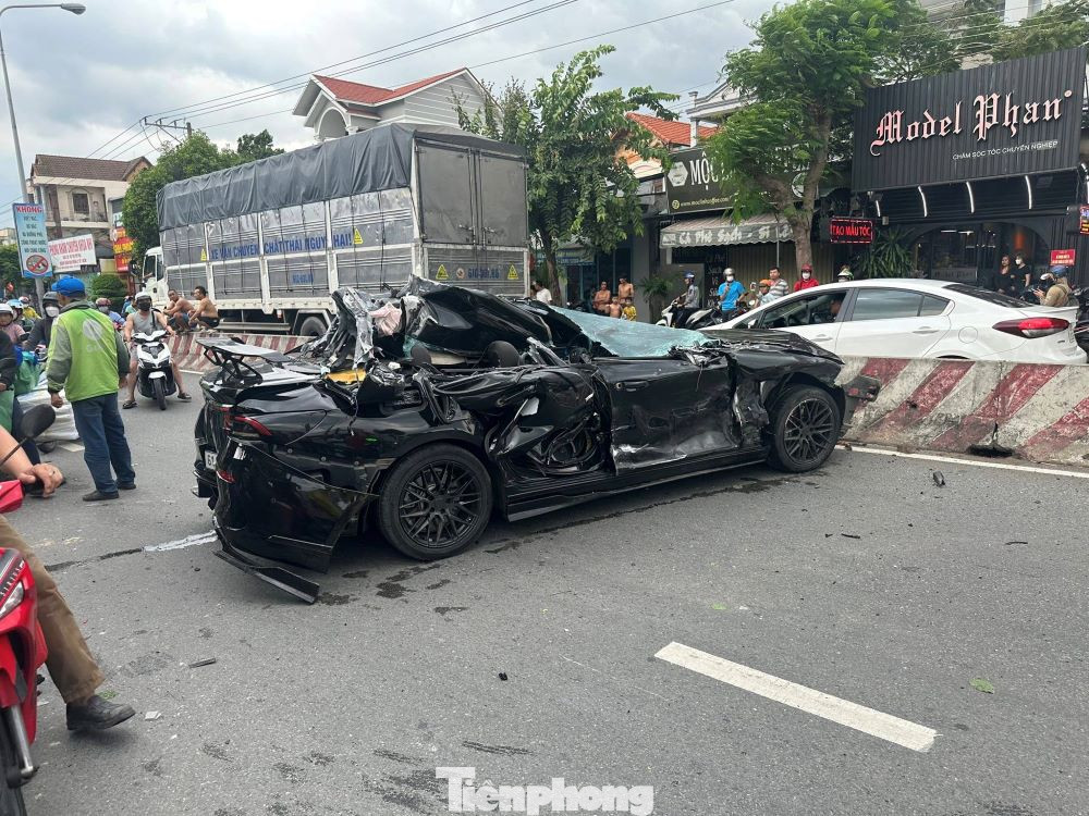 Ô tô biến dạng sau tai nạn Ô tô biến dạng sau tai nạn