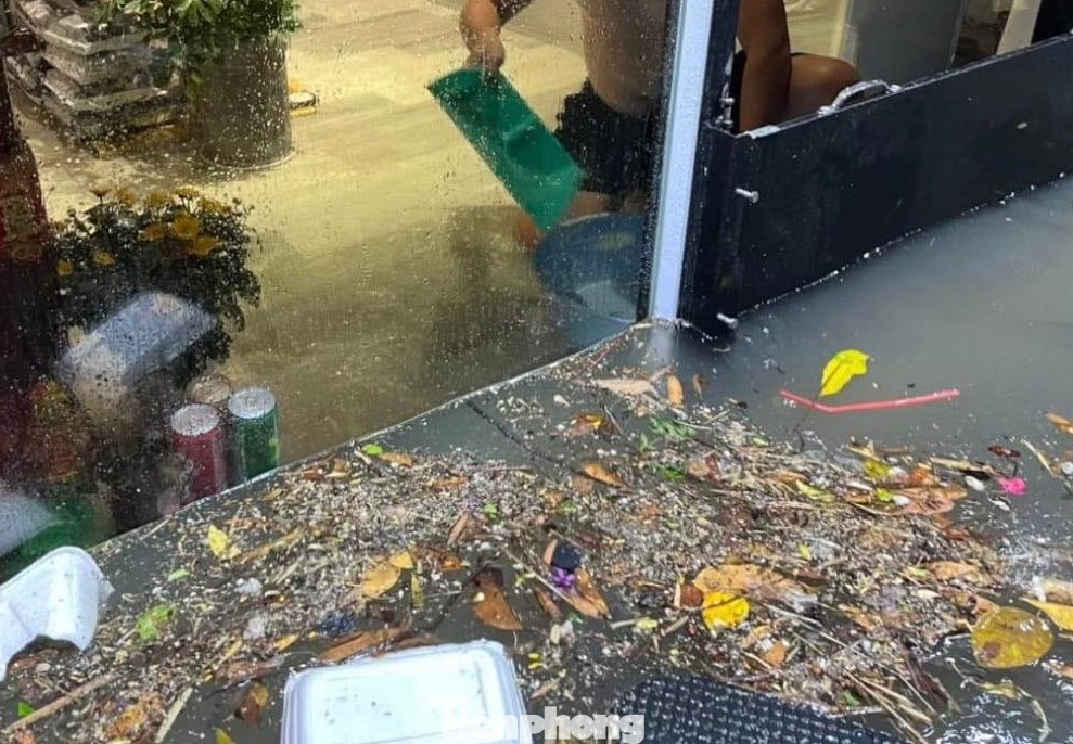 Nước ngập vào nhà dân