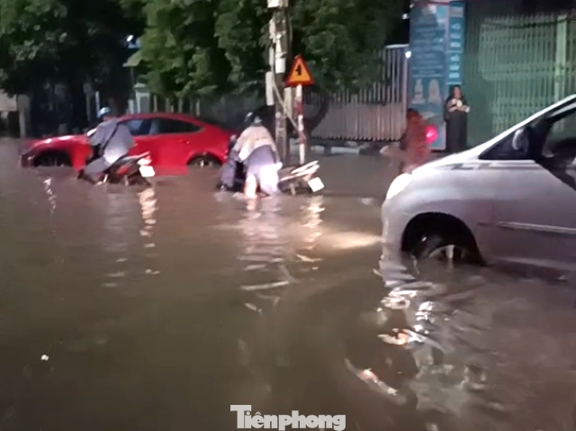 Ô tô và xe máy bị chết máy giữa đường