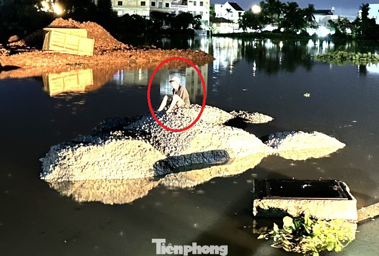 Người đàn ông bị nước cuốn trôi ngồi chờ lực lượng chức năng đến cứu Người đàn ông bị nước cuốn trôi ngồi chờ lực lượng chức năng đến cứu