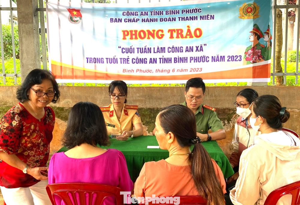 Đoàn thanh niên Công an tỉnh Bình Phước thực hiện chương trình "Ngày cuối tuần làm công an xã" Đoàn thanh niên Công an tỉnh Bình Phước thực hiện chương trình "Ngày cuối tuần làm công an xã"