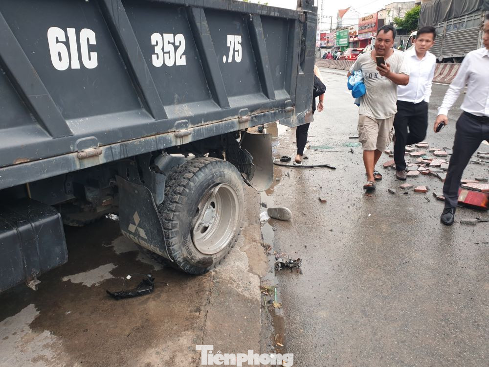 Chiếc xe ben bị ô tô tông trúng.