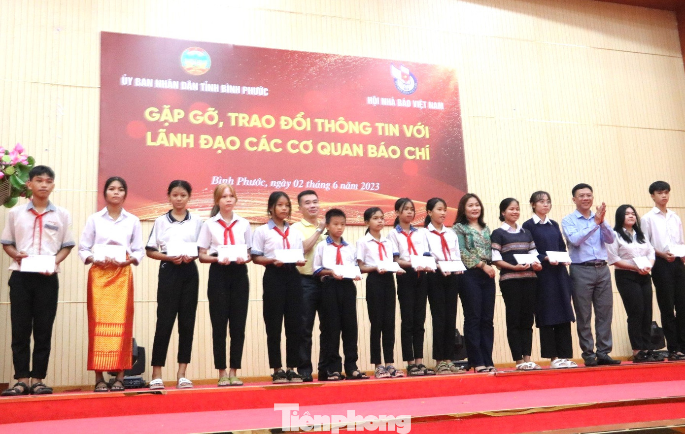 Trao học bổng cho học sinh nghèo học giỏi.