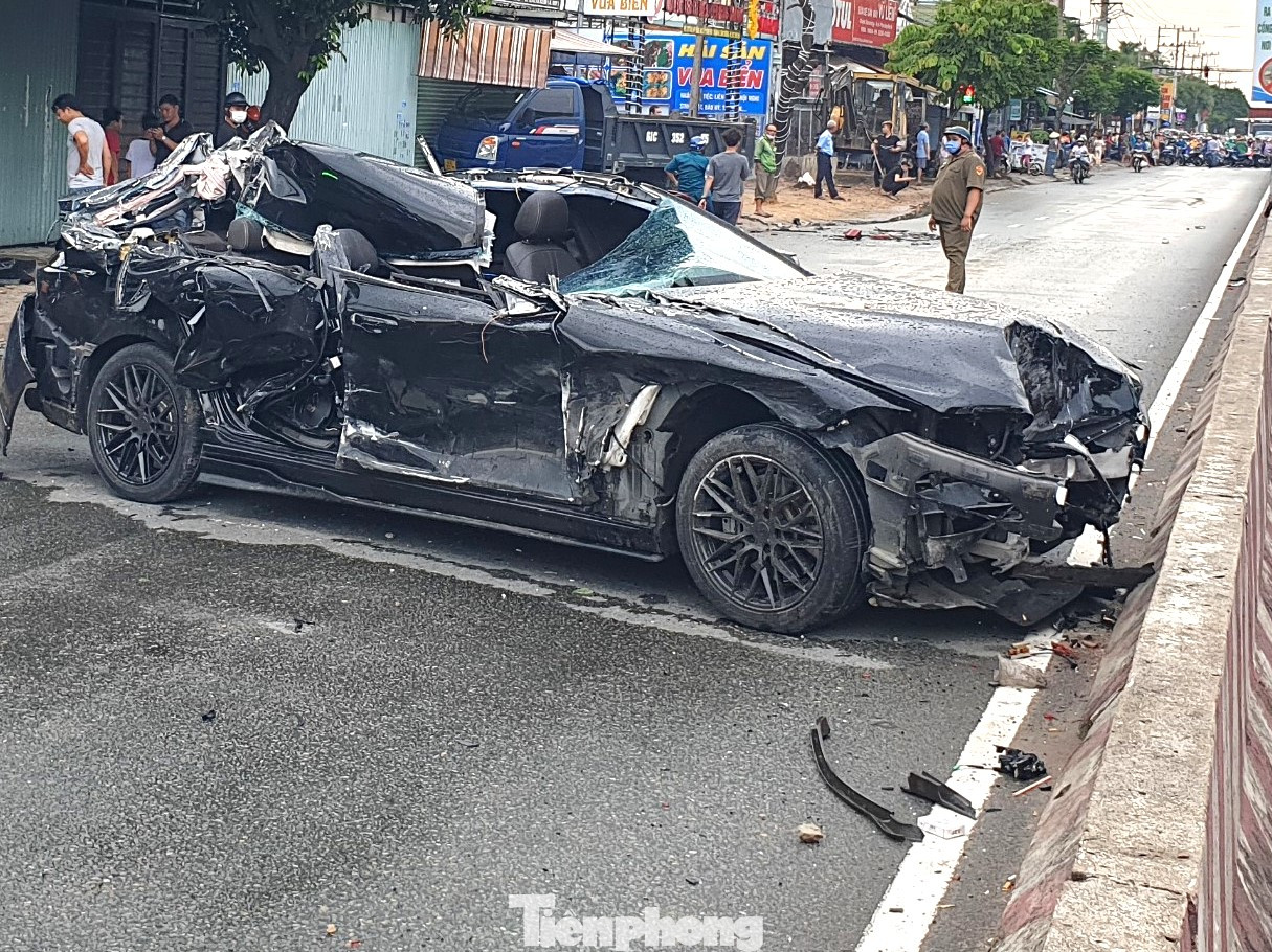 Ô tô biến dạng nằm chắn giữa đường.