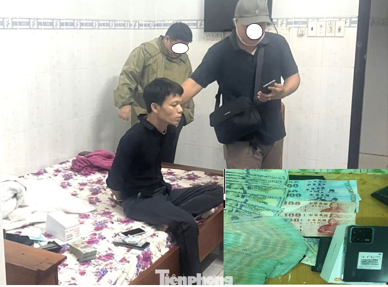 Đối tượng Tiến (ngồi) và tang vật công an thu giữ