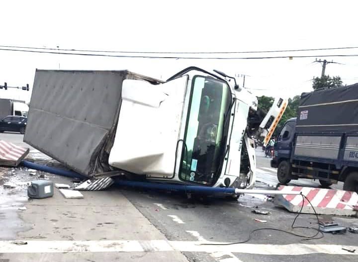 Cột đèn chiếu sáng gãy đổ