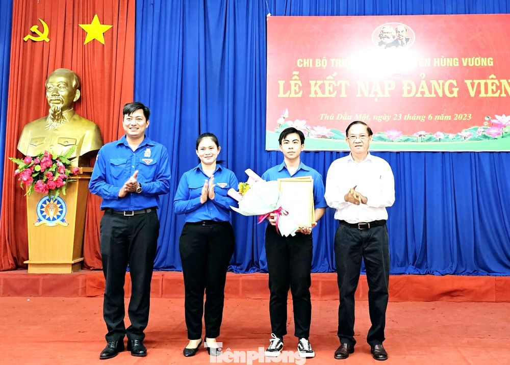 Đảng viên mới Nguyễn Trần Thanh Lâm (thứ hai từ phải sang)